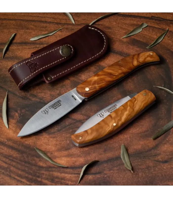 Jagdmesser Pastora, Griff aus naturbelassenem Olivenholz, satiniert (mit Hülle)