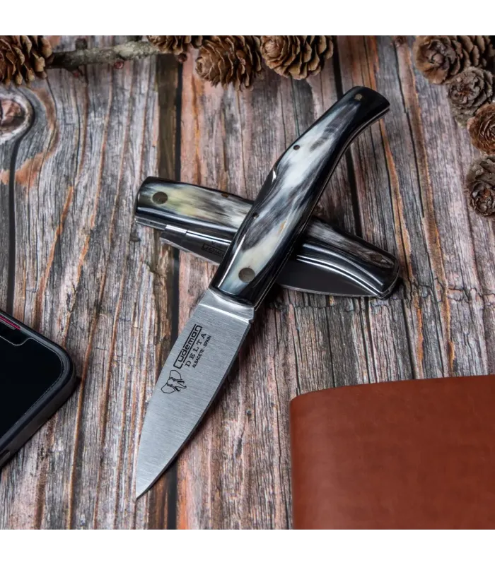 Coltello da caccia Delta, manico in corno di toro levigato ⚔️