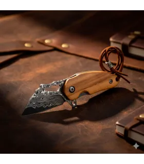 Albainox kniv med træhåndtag og damaskusstålblad (10,4 cm.) ⚔️