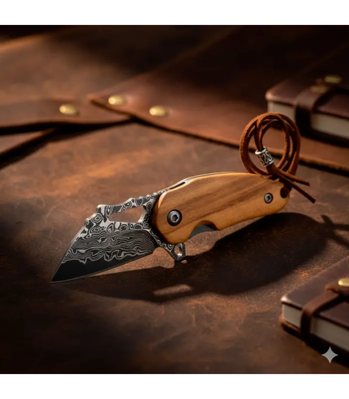 Albainox kniv med træhåndtag og damaskusstålblad (10,4 cm.) ⚔️