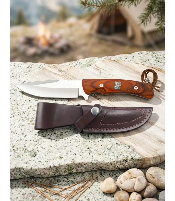 Cuchillo de aventura marca Albainox, chapa jabalí