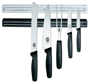 Colgador magnetico herramientas cocina 300x279 - Pulizia e mantenimento dei coltelli